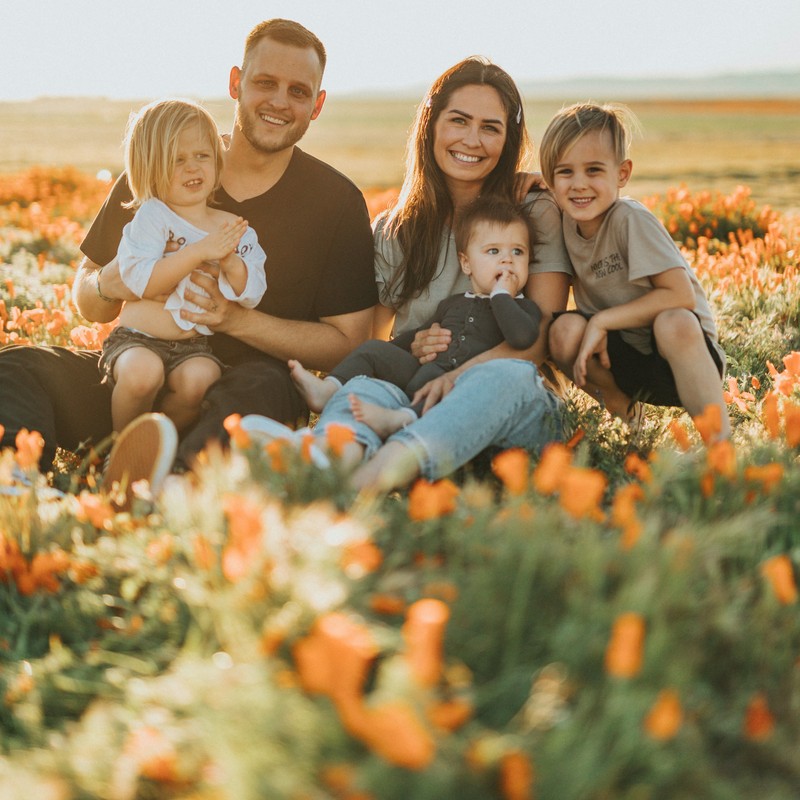 Familie mit Kindern im Freien